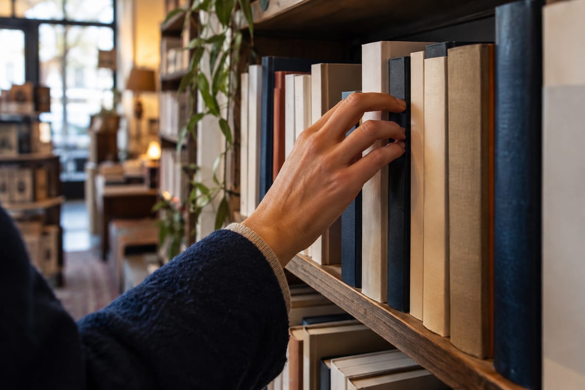 Une personne parcourt des livres pour préparer un cadeau.